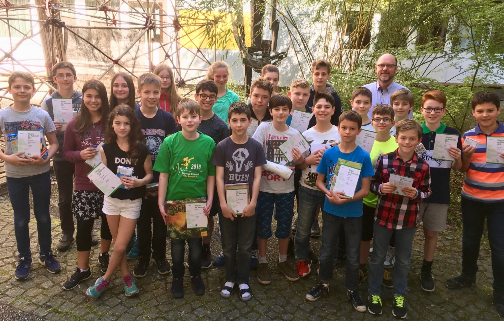 Die mit einer Urkunde ausgezeichneten Teilnehmer 2018 im Atrium der Schule am 20.4.2018